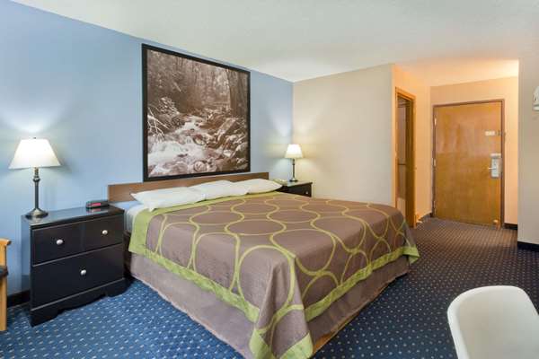  - Super 8 Hotel Rockford - I-39 & I-90, Exit 15