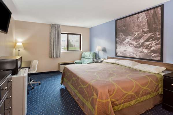  - Super 8 Hotel Rockford - I-39 & I-90, Exit 15