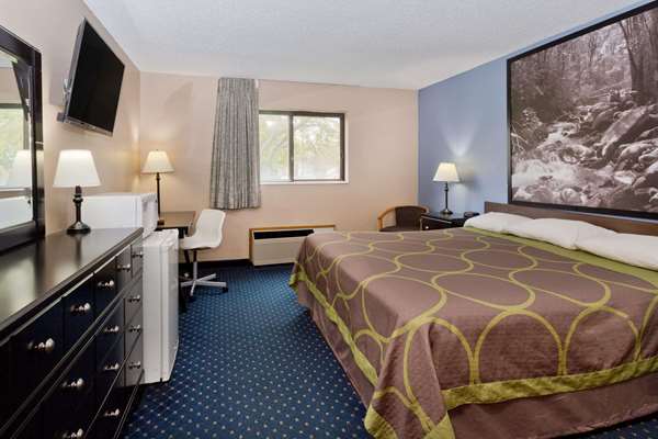  - Super 8 Hotel Rockford - I-39 & I-90, Exit 15