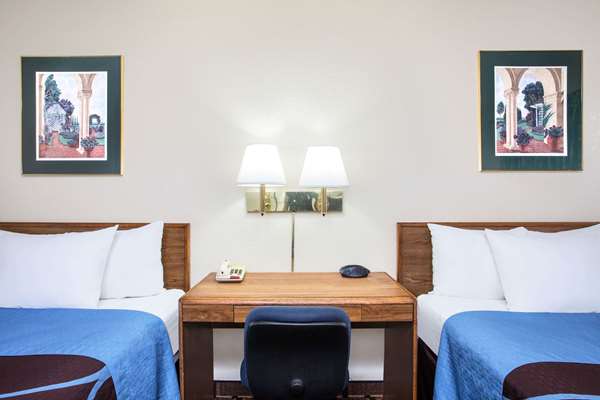  - Super 8 Motel Douglas