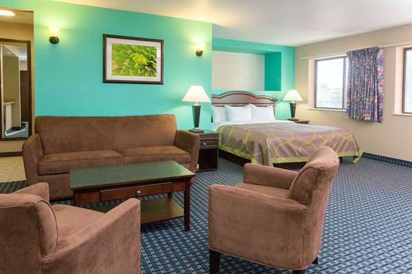 Suite - Super 8 Motel Naples - I-75, Exit 101