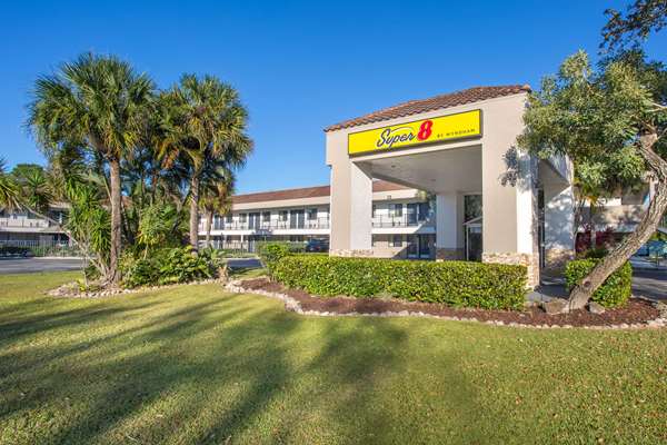 Exterior view - Super 8 Motel Naples - I-75, Exit 101