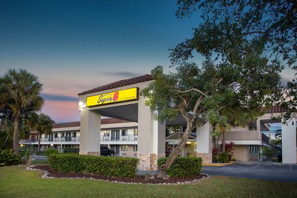 Exterior view - Super 8 Motel Naples - I-75, Exit 101