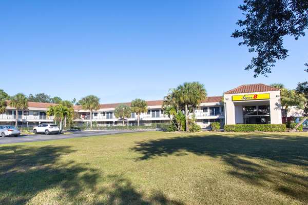 Exterior view - Super 8 Motel Naples - I-75, Exit 101