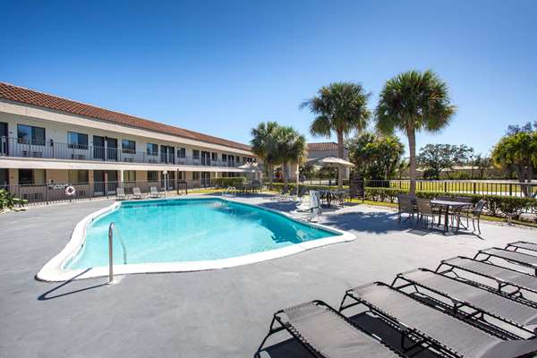 Pool - Super 8 Motel Naples - I-75, Exit 101
