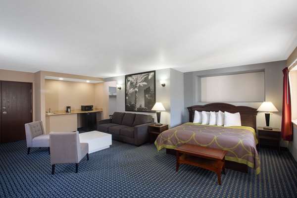 Suite - Super 8 Motel Naples - I-75, Exit 101