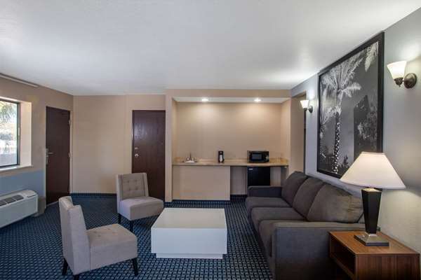 Suite - Super 8 Motel Naples - I-75, Exit 101