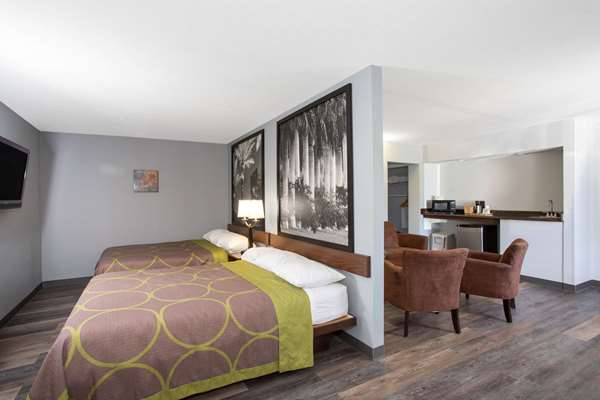 Suite - Super 8 Motel Naples - I-75, Exit 101