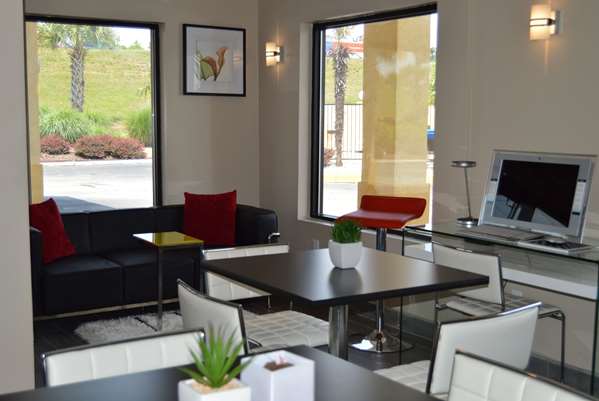  - Super 8 Motel Stockbridge - I-75, Exit 224