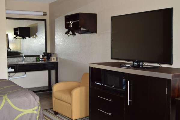  - Super 8 Motel Stockbridge - I-75, Exit 224