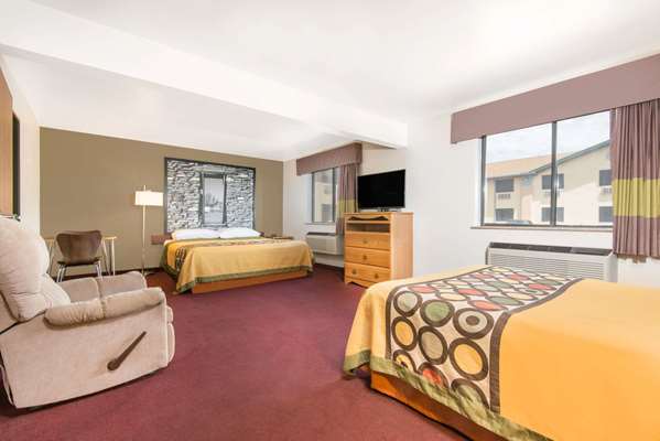Suite - Super 8 Hotel Santa Rosa - I-40, Exit 275