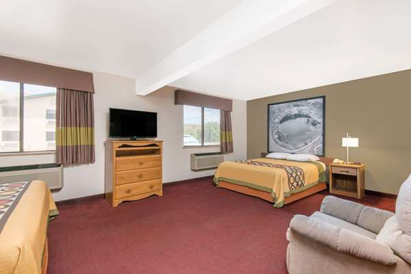 Suite - Super 8 Hotel Santa Rosa - I-40, Exit 275