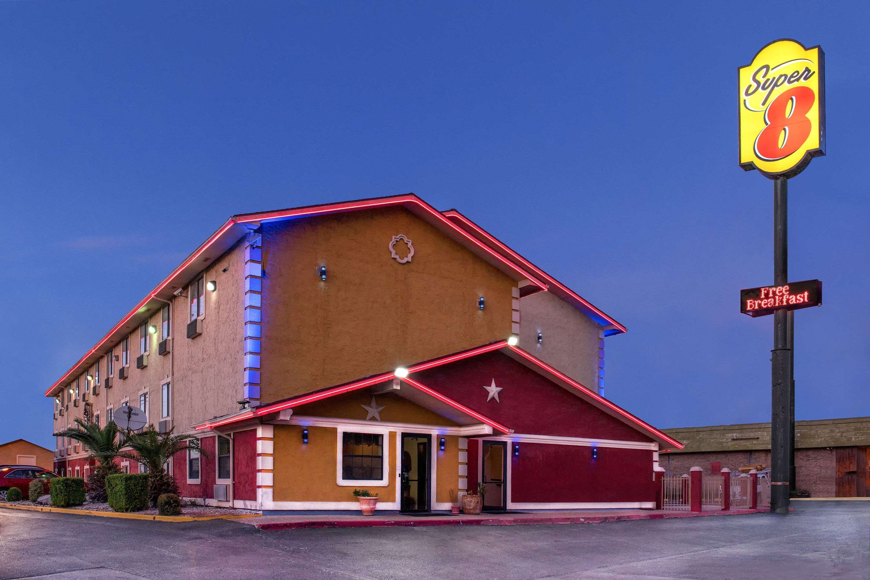 Exterior Night | Super 8 by Wyndham San Antonio/I-35 North