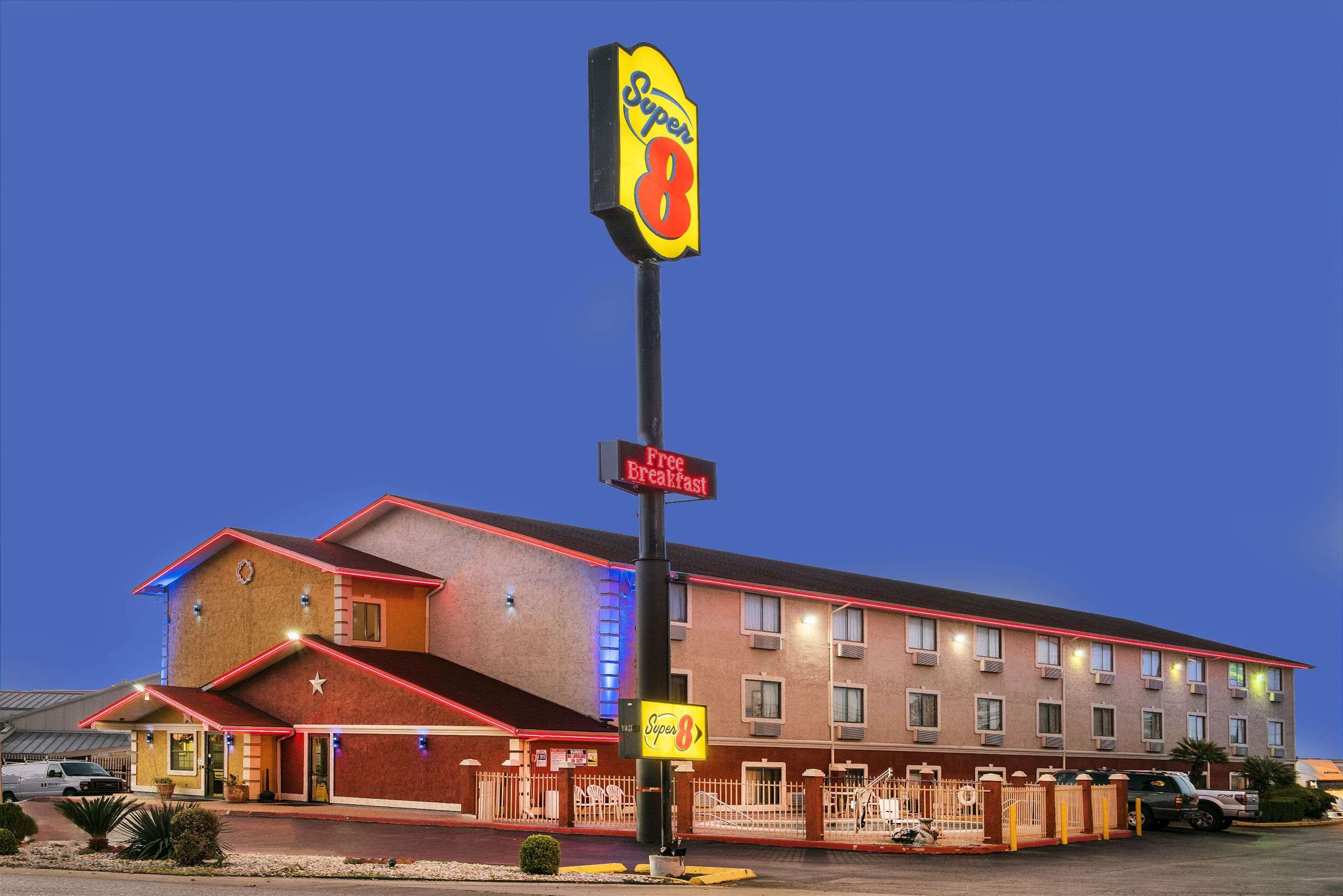 Exterior Night | Super 8 by Wyndham San Antonio/I-35 North