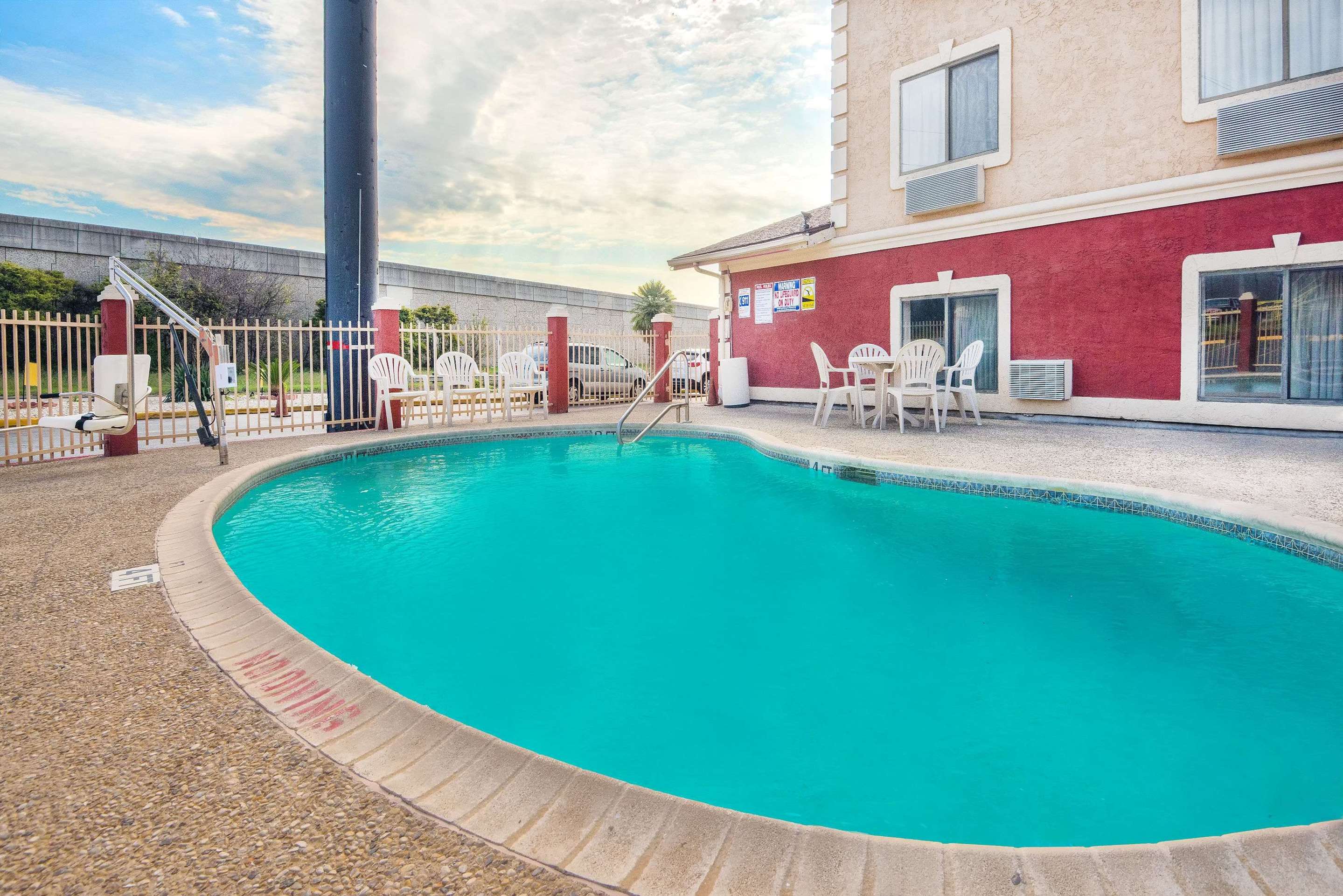 Pool | Super 8 by Wyndham San Antonio/I-35 North