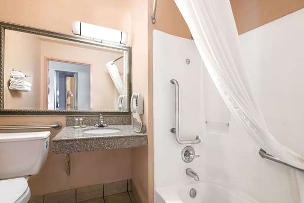  - Super 8 San Antonio - I-35, Exit 168