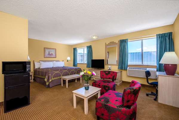 Suite - Super 8 Hotel Grants - I-40, Exit 85