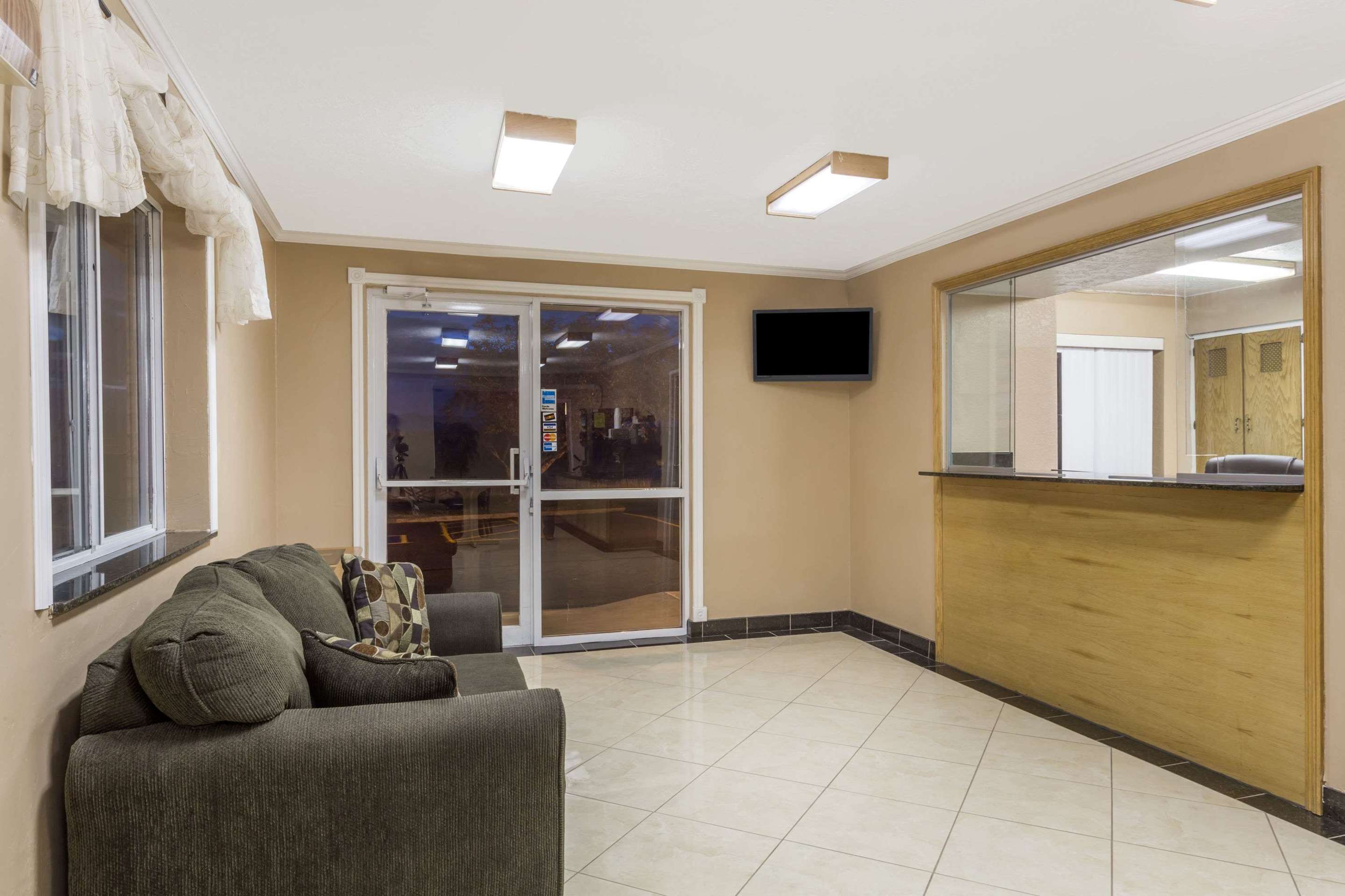 Lobby | Super 8 by Wyndham Nephi