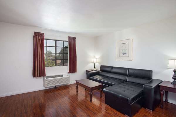 Suite - Days Inn Orange