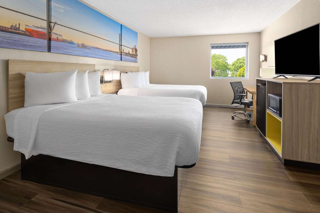 Days Inn by Wyndham Aberdeen Room Type - Room, 2 Double Beds, Mobility Accessible, Non Smoking (Roll-in Shower)
