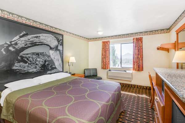  - Super 8 Hotel Grants Pass - I-5, Exit 58