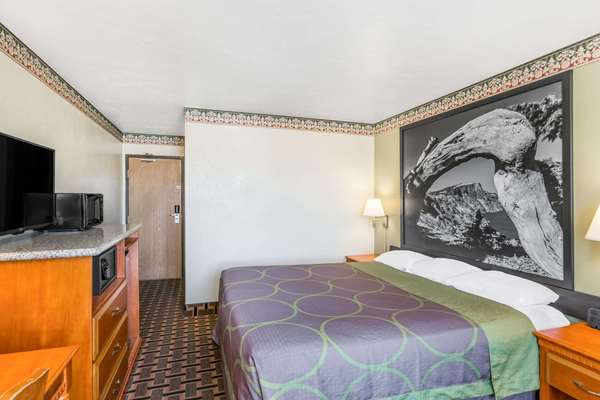  - Super 8 Hotel Grants Pass - I-5, Exit 58