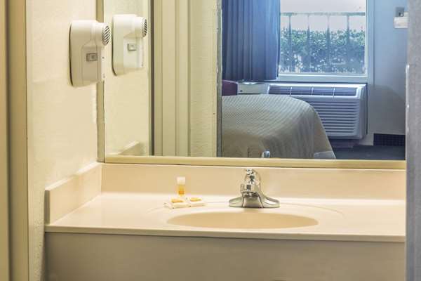  - Days Inn Lake Park - I-75, Exit 5