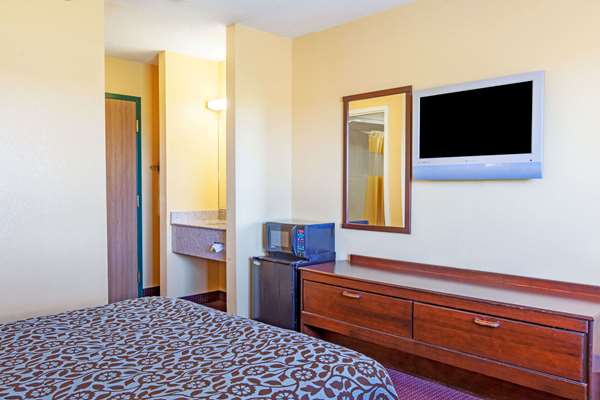  - Days Inn Canastota - I-90, Exit 34
