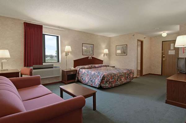 Suite - Days Inn Salina - I-70, Exit 252