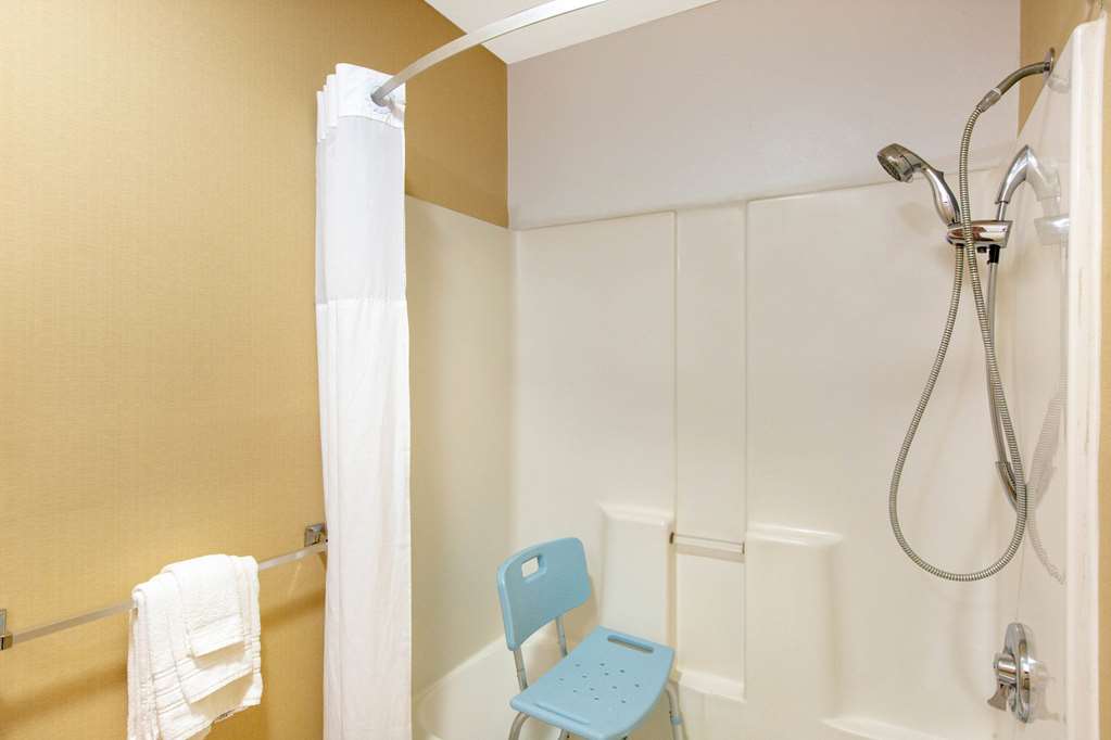 DAYS INN BY WYNDHAM, SALINA I-70-guestroom-Guest Room,Bathroom,Accessibility,On-Site.jpg