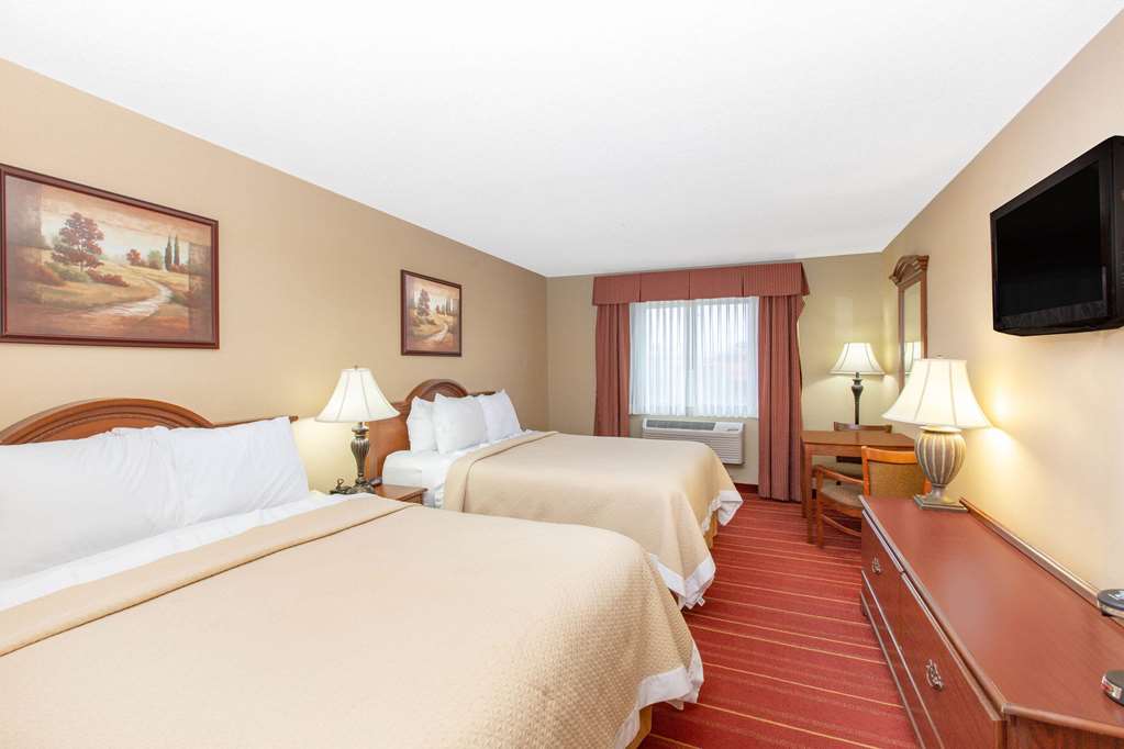 DAYS INN BY WYNDHAM, SALINA I-70-guestroom-Guest Room,On-Site.jpg