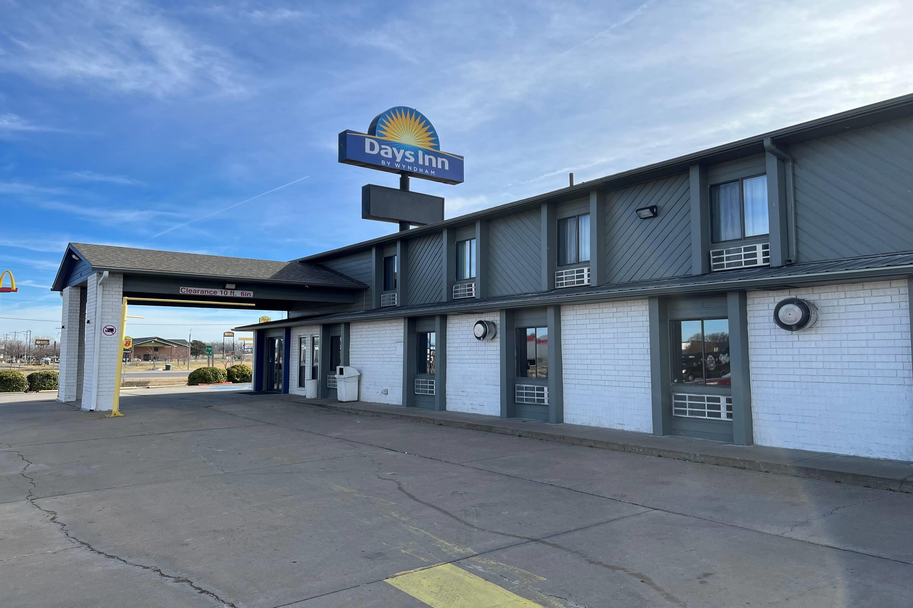Exterior | Days Inn by Wyndham Salina I-70