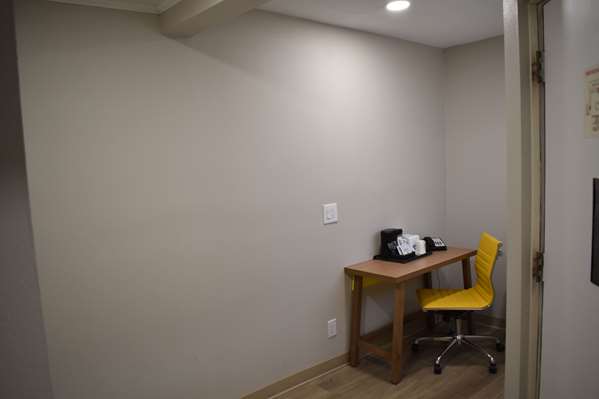 Suite - Days Inn Alamo San Antonio - I-37, Exit 141