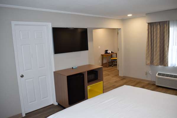 Suite - Days Inn Alamo San Antonio - I-37, Exit 141