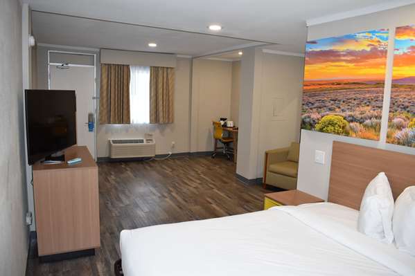 Suite - Days Inn Alamo San Antonio - I-37, Exit 141