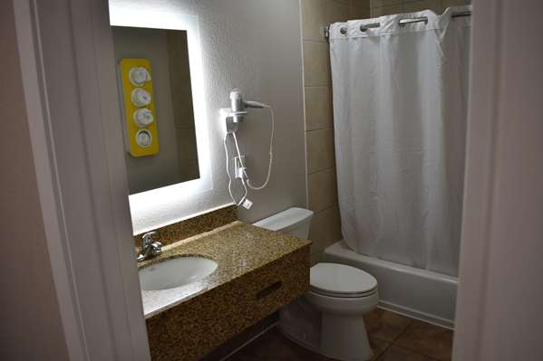  - Days Inn Alamo San Antonio - I-37, Exit 141