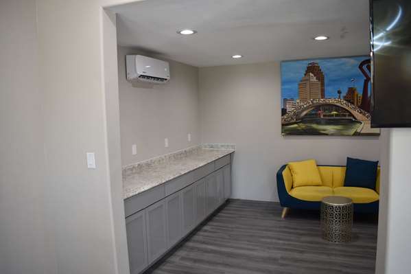  - Days Inn Alamo San Antonio - I-37, Exit 141