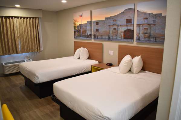  - Days Inn Alamo San Antonio - I-37, Exit 141