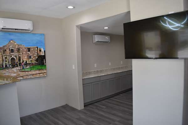  - Days Inn Alamo San Antonio - I-37, Exit 141