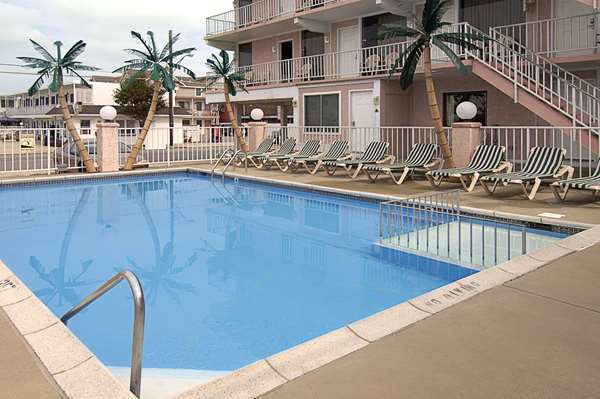 Pool - Days Inn & Suites Wildwood