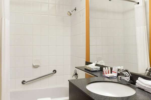  - Days Inn Downtown Vancouver