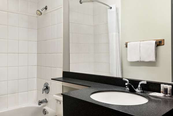  - Days Inn Downtown Vancouver