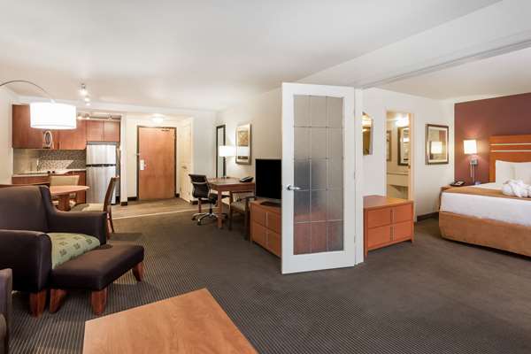 Suite - Wingate by Wyndham Hotel Calgary