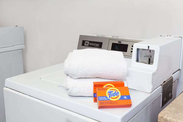  - Days Inn Disneyland West Anaheim - I-5, Exit 110