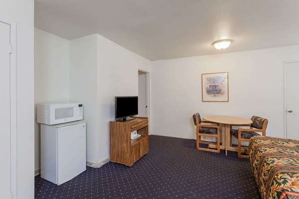  - Days Inn Disneyland West Anaheim - I-5, Exit 110