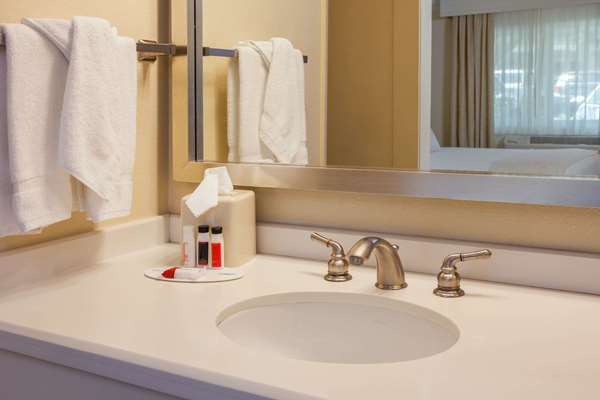  - Days Inn Hotel Circle South San Diego - I-8, Exits 4A & 4B