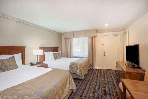  - Days Inn Hotel Circle South San Diego - I-8, Exits 4A & 4B