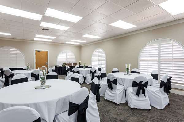  - Days Inn Hotel Circle South San Diego - I-8, Exits 4A & 4B