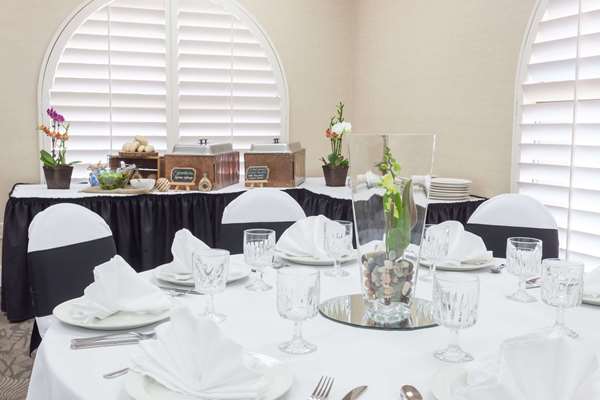  - Days Inn Hotel Circle South San Diego - I-8, Exits 4A & 4B