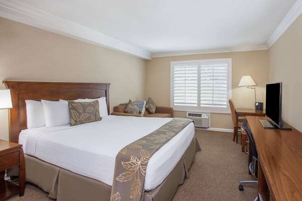 Suite - Days Inn Hotel Circle South San Diego - I-8, Exits 4A & 4B